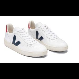VEJA V10 SNEAKERS SIZE 40